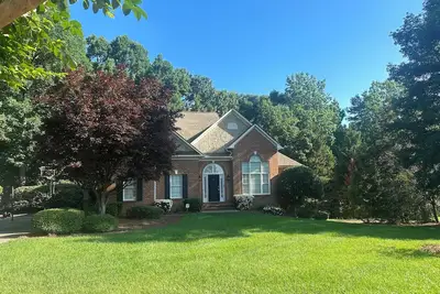 Image de Perfect Home for a Getaway with access to the lake and a backyard skate bowl! \n