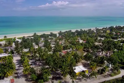 Image de Cozy fully equipped house just one block away from a pristine beach!