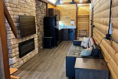 Image de Comfort Loft Cabin with Kitchen!