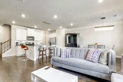 Image de Lawrenceville Townhome w/ Community Pool Access!