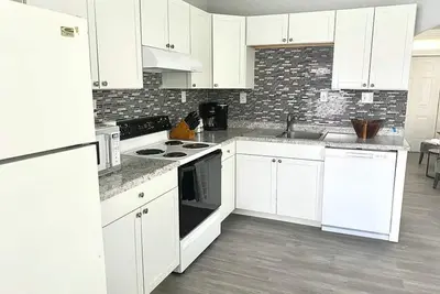 Image de 2 bed \/ 1. 5 bath - Sleeps 6 -Comfy Hamilton home