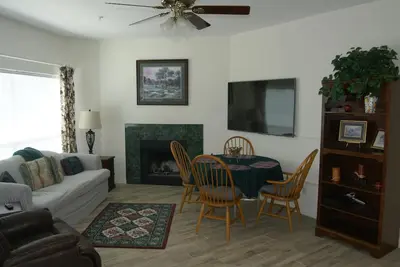 Image de Quiet, pet-friendly 2 Bedroom/2 Bath lakefront condo with pool and dock access
