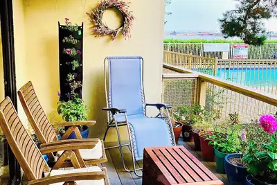 Image de Pet-friendly 2 bdrm condo with waterviews, near shops & transp. , w/pool & gym