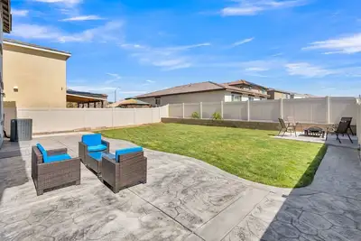 Image de Desert Breeze! Close to March Arb and Ruhs Hospital & Town!