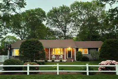 Image de Spacious home close to the beach in family-friendly Great Harbors neighborhood