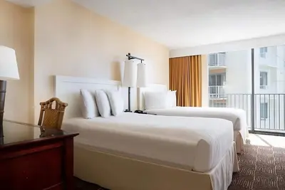 Image de Ocean Front Two Doubles with Lanai at The Twin Fin Hotel
