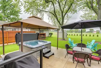 Image de Port Clinton Home: Hot Tub, Steps to Portage River