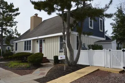 Image de Expansive Cape style home in a quiet Stone Harbor neighborhood!