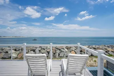 Image de Stunning water views from this Inlet facing 4 bedroom, 2. 5 bath home.