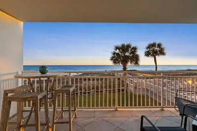Image de Sea Dreams at Seaspray | Beachfront Condo | 3 Pools | My Beach Getaways