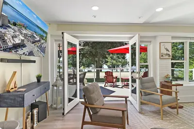 Image de The Lower Deck - Geneva Lakefront Views |Public Beach Accross the Street |Large Deck w/Views |Grill
