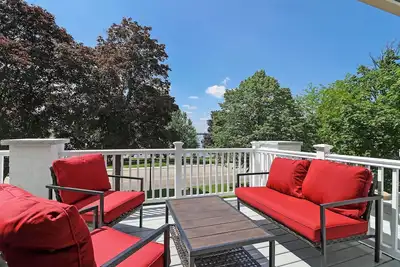 Image de The Upper Deck-Geneva Lakefront Views |Public Beach Accross the Street |Balcony w/Lake Views |Grill