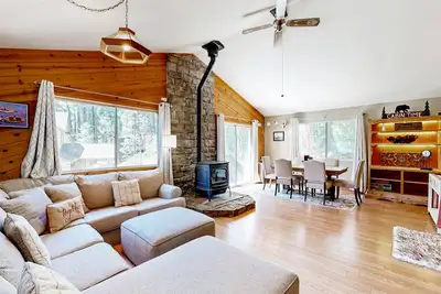 Image de Mountain serenity awaits, your gateway to lakeside relaxation and adventure