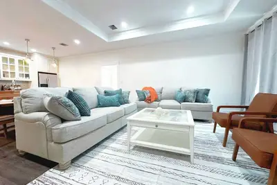 Image de Elegant home 180 steps from the Beach, 2 King beds, Arcade