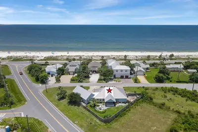 Image de \"7 Magnolia\" sleeps 11, 350 steps to the beach, open concept, & fenced-in yard, pet friendly!