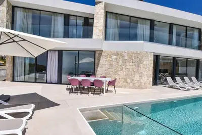 Image de luxueuse villa avec piscine chauffée