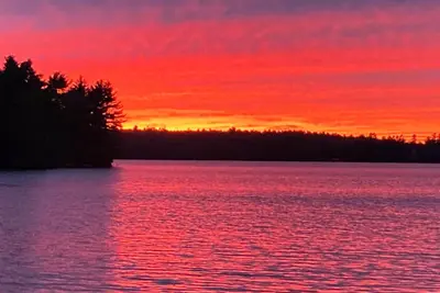 Image de Historic, cozy 2 bedroom original cabin at the waters edge in Franklin Me