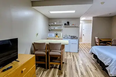 Image de Dog-friendly, 1st-floor studio with golf view & gym - stroll to Douglas Lake