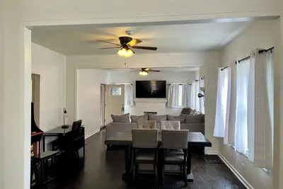 Image de 5 minutes to downtown. Family home with Wi-Fi, deck, and large backyard.