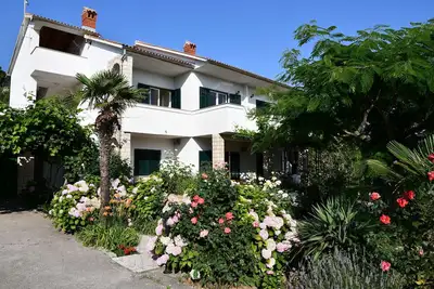 Image de Appartement de deux chambres avec le balcon et la vue sur le mer Banjol, Rab (A-23240-a)