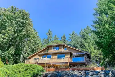 Image de Family getaway with private hot tub, fireplace, kayaks and W/D