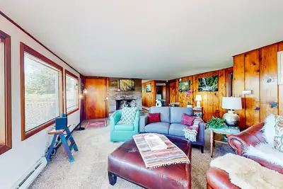 Image de Golfers, Healthcare Heroes and Nature Lovers, Relax, and Unwind by the Coast