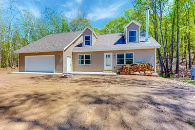 Image de Secluded retreat w/ lake access, snowmobile/Atv trail, large garage & bunk room
