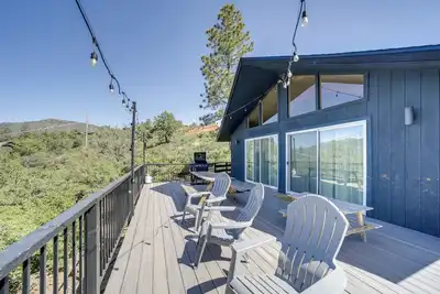 Image de Pine Cabin w\/ Large Deck & Scenic Mountain Views!