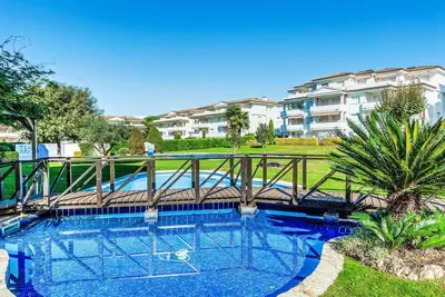 Bel appartement pour 4 personnes avec Wifi, piscine, climatisation, Tv, terrasse et parking