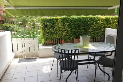Image de Appartement en rez de jardin terrasse et accès à la piscine. 10 min de la plage