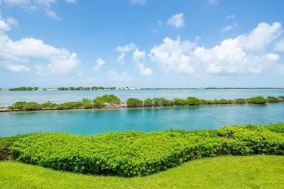 Image de Water View Keys Retreat: Waterfront Villa on Duck Key, Enchanting Open Water Views, Multiple Decks