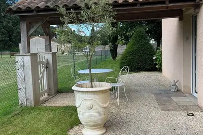 Image de Logement au bord du canal de Lalinde avec piscine