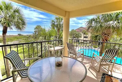Image de Pool side & ocean view. . . the best of beach living!