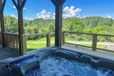 Image de Experience May in the Mountains – Book Your Getaway Now at Logged Out