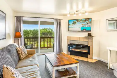 Image de 2br Condo - Ocean Views & Close to Town