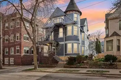 Image de Lakefront Manor Mke - Spacious for groups and steps from beach and downtown