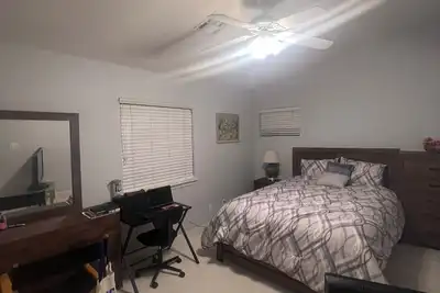 Image de Charming bedroom in a welcoming Palmdale home with Ac, WiFi