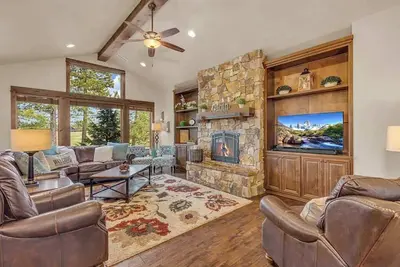 Image de Ac, private hot tub, Luxury cabin, pets allowed, perks, views of golf course! Access to seasonal quarry pool in Caldera Springs