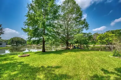 Image de Wisteria: Elegant Lakeside Escape Awaits You!