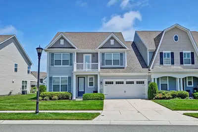 Image de 5 Bedroom Dog Friendly Townhome end-unit in the Bishop's Landing community! Community Pool, Shuttle service to the beach, tennis courts, pickleball courts, fitness center and more!