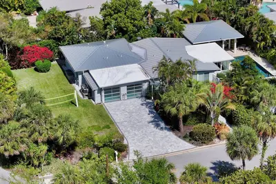 Image de Hello Beach and Lido Key walking distance to everything. Secluded Luxury Home with Private Pool