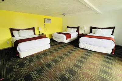 Image de Large 3 Queen Room - 2 Miles to Cedar Point!