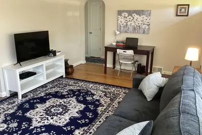 Image de Entire 2 bedroom House with Living Room, close to all. . . Sleeps 6.