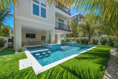 Image de Brand New Luxury Home with Pool and Rooftop Deck: Just Pearly