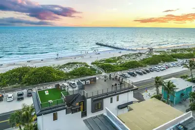 Image de Luxury Retreat with Beach Views & Pool Across from the Beach! - Infinite Views