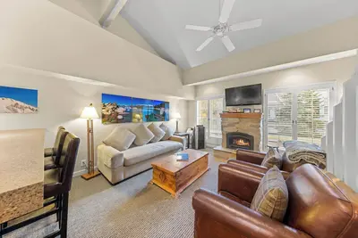 Image de Palisades Tahoe Lodge Upgraded Loft Ski-in/out#336