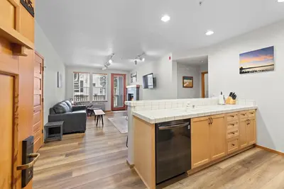 Image de 705 | King-Sized Comfort - 2bd, Pool, Kitchen W/D