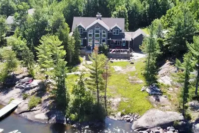 Image de Spectacular Waterfront Escape: Experience Timber Frame Tranquility