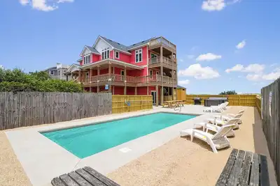 Image de Newly built oceanside home situated among the dunes and wild horses in Carova!