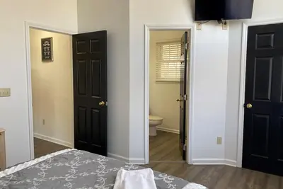 Image de 2 Bedroom Condo, 0. 5 miles from Jamestown Marina Boat ramp!